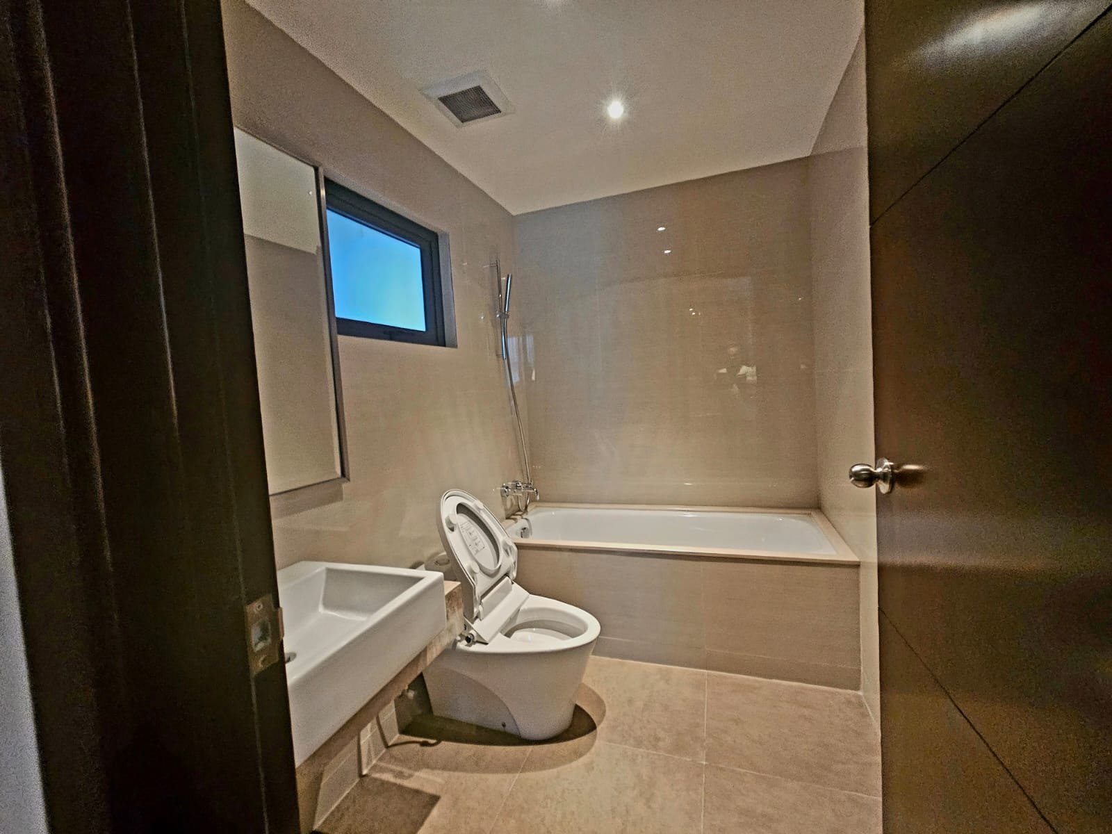 Disewakan apartemen casagrande residence 3 kamar luas 117 area mall kota kasablanka